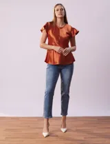 Blusa color beige de satén, marca Alex & Lili. Manga corta amplia, corte bajo el busto y espalda con abertura ojal y botón.