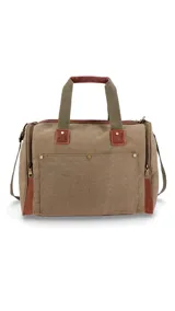 Bolso de lona color verde oliva con detalles en cuero marrón. Tiene apertura superior con cierre, bolsillos tipo guantera al frente, bolsillos interiores y amplios bolsillos laterales con cierre. Incluye doble correa de mano con agarradera forrada y correa larga desmontable y regulable.