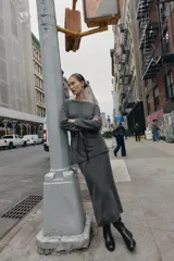 Falda midi de corte tubo confeccionada en tejido de punto con tacto suave y cintura elástica.