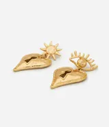 Par de caravanas de metal dorado con diseño asimétrico. Un pendiente presenta un sol con un corazón calado en forma de cerradura, mientras que el otro incorpora un sol con un ojo en relieve.