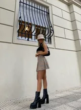 Botas negras de caña media con plataforma doble y taco cuadrado alto. Cierre lateral con cremallera.