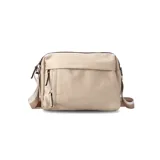 Bandolera de nylon color azul marino, con correa ajustable de cinta bicolor, múltiples bolsillos frontales con cierre y compartimento principal con organizadores internos.