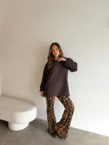 Pantalón de corte oxford con estampado animal print de leopardo, confeccionado en tejido morley, de tiro alto y ajuste elástico en la cintura.