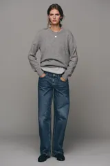 Jeans Z1975 de tiro bajo y pernera recta, con diseño clásico de cinco bolsillos y cierre frontal con cremallera y botón, en tono azul desgastado.
