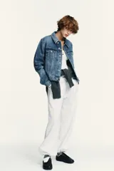 Pantalón de felpa de tiro alto con cintura elástica y corte recto. Cuenta con bolsillos laterales ocultos en la costura y bajo ajustable con cordón elástico y stoppers.