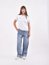 Remera verde militar con cuello redondo y estampado frontal con la frase "Do Not Disturb" en letras blancas.