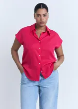 Camisa sin mangas de lyocell color fucsia, con cuello camisero y cierre frontal de botones.