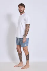 Short de baño azul con estampado floral en tonos rosa y blanco.