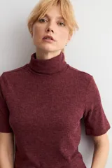 Polera de manga corta con cuello alto, confeccionada en tejido acanalado de color bordó con efecto melange.