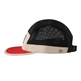 Gorro de running tipo jockey con paneles de malla negra, panel frontal beige con parche rectangular negro que dice "Rivvia Projects - Active Discovery" y visera roja.