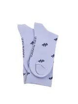 Medias de caña media color lila con estampado de monograma en tono oscuro. Cuentan con tecnología Comfort Cuff de puño suave.