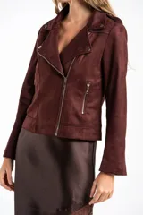 Campera tipo biker de gamuza sintética color rosa viejo, con cierre frontal cruzado, solapas con broches metálicos y bolsillos laterales con cierre.