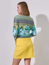 Minifalda color beige de gabardina elastizada, marca Zac & Rachel. Tiene pretina ancha elastizada, bolsillos delanteros y short interno.