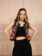 Chaleco negro con bordado floral multicolor, sin mangas y corte recto.