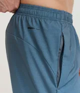 Bermuda deportiva masculina de color azul, con cintura elástica y cordón interno de ajuste.