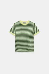 Camiseta de manga corta con diseño de rayas horizontales en color verde y blanco, con ribetes en tono verde claro en el cuello y los puños.