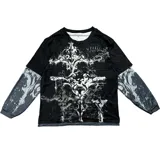 Remera de manga larga con diseño de doble capa, que combina una remera de manga corta negra con estampado gráfico gótico en el frente y mangas largas integradas con estampado abstracto en tonos grises.
