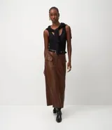 Pollera midi de corte evasé confeccionada en cuero sintético (PU), con cintura elástica, trabillas para cinturón y solapas decorativas en la parte delantera.