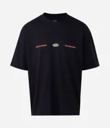 Remera de algodón con corte oversized, cuello redondo y manga corta. Presenta un estampado frontal pequeño con lettering y un gráfico central, además de un estampado de mapa de calor en la espalda.