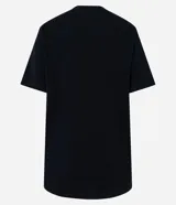 Remera negra de algodón con cuello redondo y manga corta. Presenta un estampado gráfico grande de los personajes principales de la serie Stranger Things, con el texto "One Last Strange Adventure" en la parte superior.