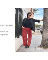 Pantalón barrel de plush de algodón color rojo, con tiro medio, bolsillos frontales aplicados y faja ancha en la cintura.
