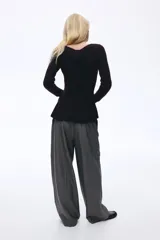 Buzo de punto acanalado con lana, de ajuste entallado, escote bote y diseño con peplum en la cintura.