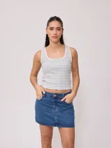 Musculosa blanca a rayas horizontales azules, de corte ajustado y breteles anchos.