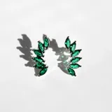 Par de aros trepadores plateados con cristales verdes en forma de lágrima.