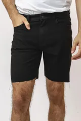 Bermuda de corte recto y estilo casual, confeccionada en tela de jean color negro con terminación deshilachada en el ruedo.