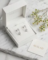 Aros tipo argolla pequeña de plata 925, con diseño frontal engastado con pequeñas circonias brillantes.