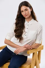 Camisa de lino lisa color celeste, de manga larga con puños abotonados y trabilla para arremangar. Cuenta con cuello clásico, cierre frontal con botones y bolsillos plaqué en el pecho.