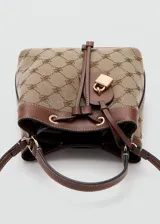 Bolso tipo bucket de diseño estampado en jacquard con detalles en marrón y herrajes dorados. Cuenta con manija de mano, correa ajustable para el hombro, cordón de ajuste superior y charm de candado colgante.