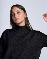 Sweater de punto negro con cuello alto y diseño de ochos en diagonal en el lateral.