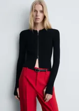 Chaqueta de punto fino color negro, con diseño entallado, cuello redondo, manga larga y cierre frontal con cremallera completa.