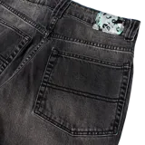 Pantalón jean negro de corte baggy recto, con tiro medio, denim de 12 oz y lavado localizado. Presenta bolsillos delanteros grandes con bordado.