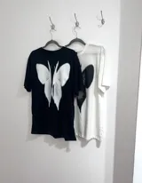 Remera blanca de algodón con estampa de mariposa en el frente.