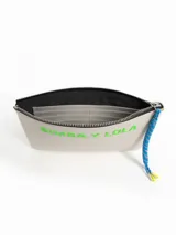 Neceser rectangular color crema con logo Bimba y Lola en verde neón.