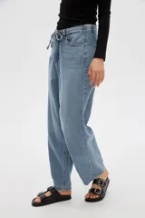 Pantalón de jean celeste de tiro alto, con corte recto y lazo ajustable en la cintura.