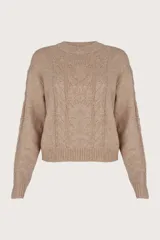 Suéter color taupe de cuello redondo con tejido de cable al frente y a los costados, y pequeñas lentejuelas integradas en el tejido.