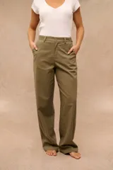 Pantalón verde militar de corte recto y tiro alto, con bolsillos laterales y trabillas para cinturón.