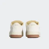 Championes Vans Hylane color crema con detalles en gris y suela marrón. Inspirados en el skate Y2K, reinterpretan la silueta Upland de 1999. Presentan Sidestripe brillante en 3D, logotipos bordados, lengüeta acolchada y suela cupsole con textura de V entrelazada.