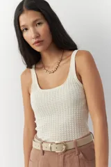 Top sin mangas negro, de corte ajustado al cuerpo, con escote cuadrado y tejido tramado acanalado.