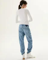 Pantalón de jean celeste, corte recto, tiro medio y fit relajado.
