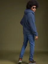 Campera de abrigo tipo fleece color azul marino, con cierre frontal completo y cuello alto.