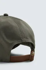 Gorra de seis paneles confeccionada en tejido de algodón, color negro, con visor curvado.
