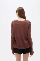 Sweater holgado de viscosa color marrón, de cuello redondo y mangas largas amplias.