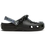 Zuecos Crocs modelo Classic Clog edición especial Las Vegas Raiders. Presentan un diseño en color negro con detalles en plateado, correa pivotante en el talón y dijes Jibbitz temáticos del equipo de la NFL.