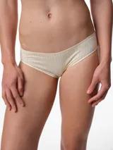 Bombacha de tiro medio confeccionada en algodón canalé con textura acanalada. Presenta un diseño clásico y cómodo con fundillo de algodón.