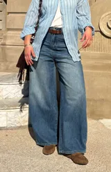 Jean de denim azul de tiro alto, con silueta barrel de corte ancho y relajado.