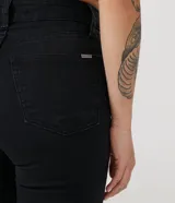 Pantalón skinny de tiro alto, confeccionado en denim negro con cierre de botón y cremallera. Cuenta con trabillas en la cintura y bolsillos funcionales tanto en la parte frontal como en la trasera.